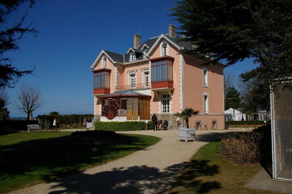 La Boussole centre station proche mer Agon-Coutainville Extérieur photo